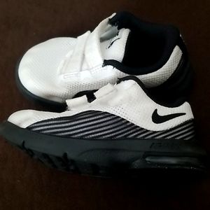 Nike air max advantage 2 white & black size 7c